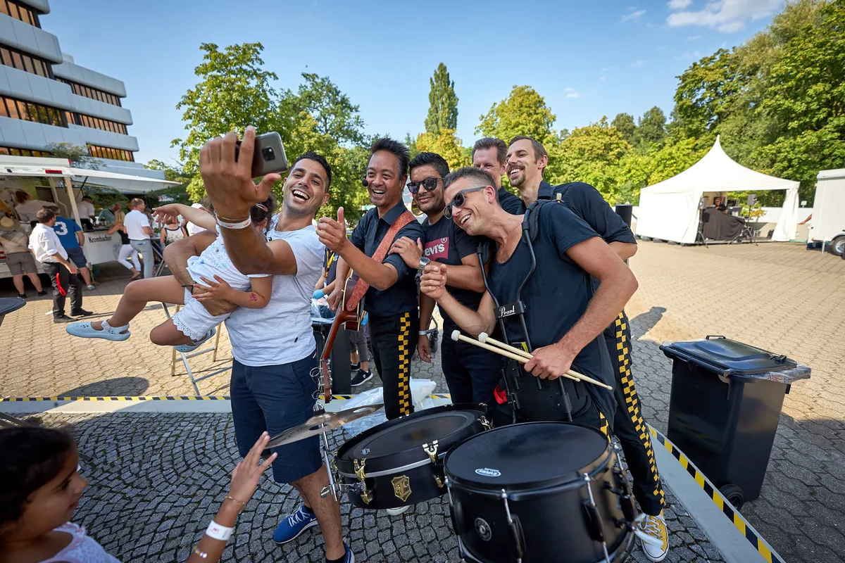 Bunte Stadtfeste mit Live-Musik, Essen und Unterhaltung in der Innenstadt.